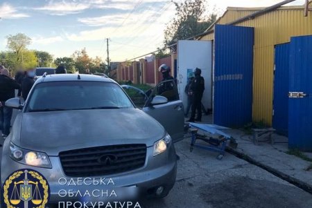 Криминальный авторитет «Гном» из Черноморска вымогал от предпринимателя почти в полторы тысячи долларов