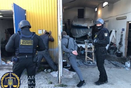 Криминальный авторитет «Гном» из Черноморска вымогал от предпринимателя почти в полторы тысячи долларов