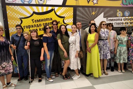 «Свiт на дотик»: уникальная экскурсия в темноте поможет одесситам ощутить, как живется людям с плохим зрением (фото)