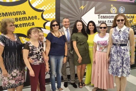 «Свiт на дотик»: уникальная экскурсия в темноте поможет одесситам ощутить, как живется людям с плохим зрением (фото)
