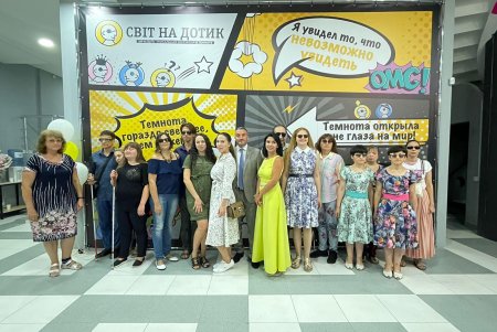 «Свiт на дотик»: уникальная экскурсия в темноте поможет одесситам ощутить, как живется людям с плохим зрением (фото)