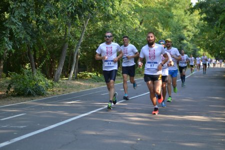 По Трассе здоровья пробежали почти 500 одесситов в вышиванках (фото)