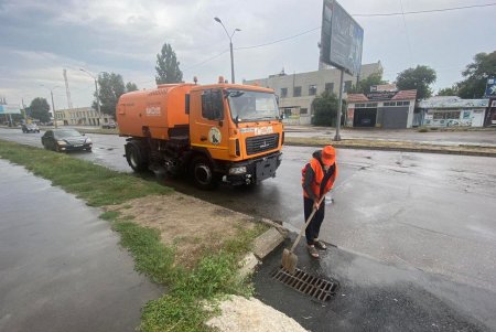 Коммунальщики ликвидируют последствия ливня, затопившего одесские улицы 