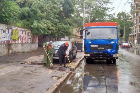 Коммунальщики ликвидируют последствия ливня, затопившего одесские улицы 