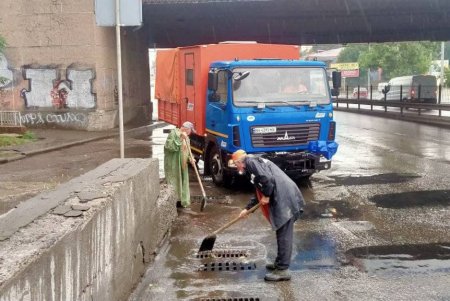 Коммунальщики ликвидируют последствия ливня, затопившего одесские улицы 
