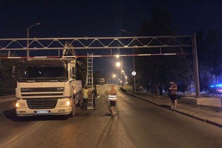 На Ивановском мосту установили спецворота для ограничения проезда габаритного транспорта (фото, обновлено)
