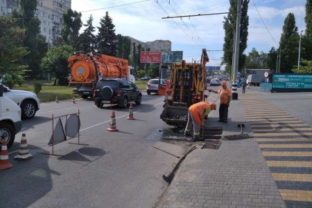На ряде улиц прочищают дождеприемники (фото)