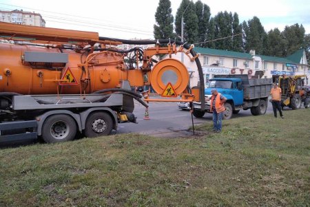 На ряде улиц прочищают дождеприемники (фото)