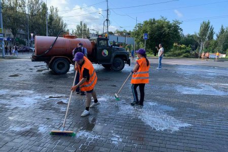 Коммунальщики с утра вымыли тротуары на разных локациях (фото)