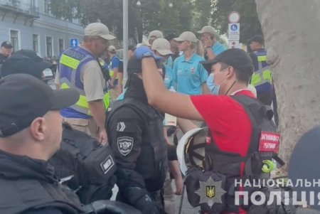 Столкновения противников ЛГБТ-марша с одесской полицией: задержан 51 нарушитель, а 29 правоохранителей получили ожоги глаз (фото, видео)