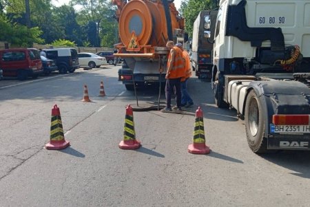 Коммунальщики приводят в порядок дождеприемники в Киевском и Суворовском районах (фото)