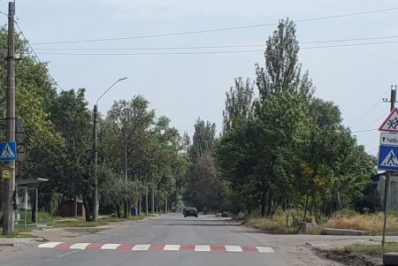 Накануне 1 сентября возле одесских школ нанесли дорожную разметку методом холодного пластика