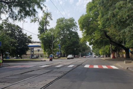 Накануне 1 сентября возле одесских школ нанесли дорожную разметку методом холодного пластика