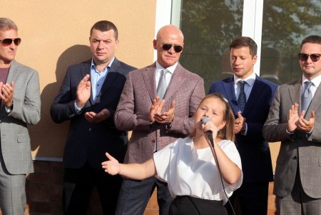 В капитально отремонтированной школе № 41 на Большевике прозвучал первый звонок (фоторепортаж)