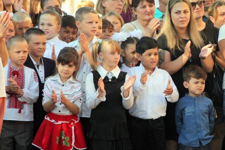 В капитально отремонтированной школе № 41 на Большевике прозвучал первый звонок (фоторепортаж)