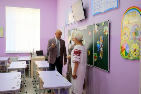 В капитально отремонтированной школе № 41 на Большевике прозвучал первый звонок (фоторепортаж)