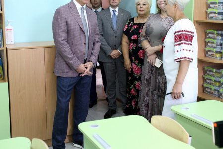 В капитально отремонтированной школе № 41 на Большевике прозвучал первый звонок (фоторепортаж)