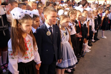 В капитально отремонтированной школе № 41 на Большевике прозвучал первый звонок (фоторепортаж)