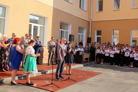 В капитально отремонтированной школе № 41 на Большевике прозвучал первый звонок (фоторепортаж)