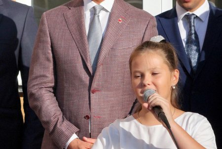 В капитально отремонтированной школе № 41 на Большевике прозвучал первый звонок (фоторепортаж)