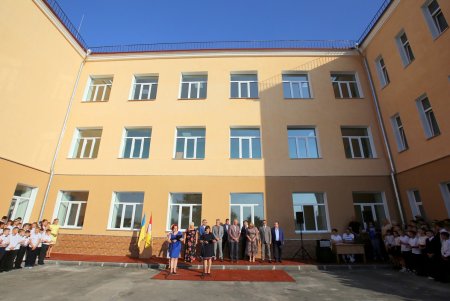 В капитально отремонтированной школе № 41 на Большевике прозвучал первый звонок (фоторепортаж)
