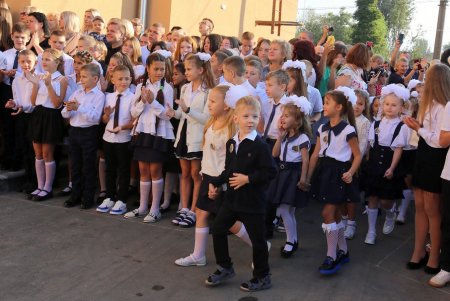 В капитально отремонтированной школе № 41 на Большевике прозвучал первый звонок (фоторепортаж)