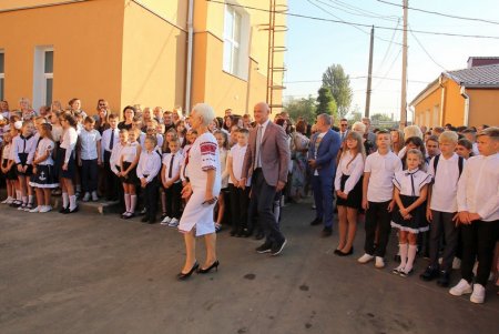 В капитально отремонтированной школе № 41 на Большевике прозвучал первый звонок (фоторепортаж)