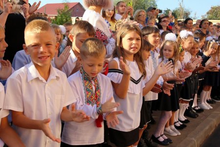 В капитально отремонтированной школе № 41 на Большевике прозвучал первый звонок (фоторепортаж)