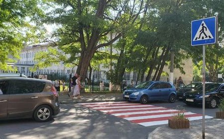 В городе обновлена дорожная разметка перед двумя школами и гимназией