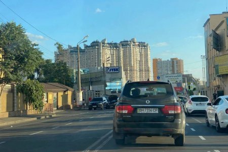 На Среднефонтанской водитель иномарки влетел в столб, а затем зацепил еще одно авто (фото) 