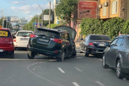 На Среднефонтанской водитель иномарки влетел в столб, а затем зацепил еще одно авто (фото) 