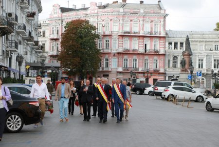 Почетные граждане города возложили цветы к памятникам основателям Одессы (фото)