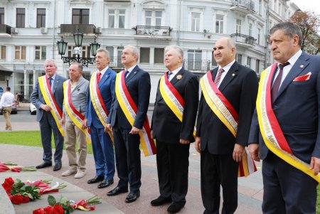Почетные граждане города возложили цветы к памятникам основателям Одессы (фото)