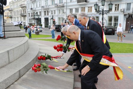 Почетные граждане города возложили цветы к памятникам основателям Одессы (фото)
