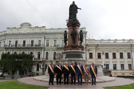 Почетные граждане города возложили цветы к памятникам основателям Одессы (фото)