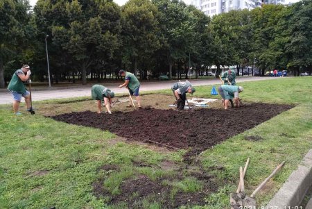 К 227-летию Одессы коммунальщики облагородили сквер возле ОГА (фото)