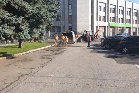 К 227-летию Одессы коммунальщики облагородили сквер возле ОГА (фото)