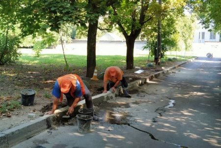 К 227-летию Одессы коммунальщики облагородили сквер возле ОГА (фото)