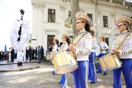 Возле одесской мэрии состоялось открытие указателя города-партнера Момбасы (фото)