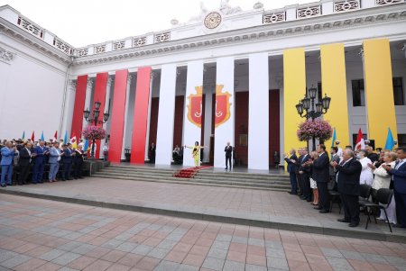 В День города на Думской площади торжественно подняли флаг Одессы (фоторепортаж)