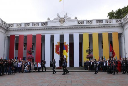 В День города на Думской площади торжественно подняли флаг Одессы (фоторепортаж)