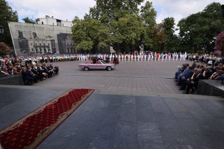 В День города на Думской площади торжественно подняли флаг Одессы (фоторепортаж)
