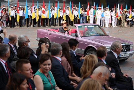 В День города на Думской площади торжественно подняли флаг Одессы (фоторепортаж)