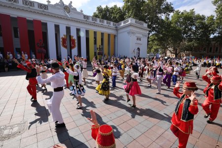 В День города на Думской площади торжественно подняли флаг Одессы (фоторепортаж)