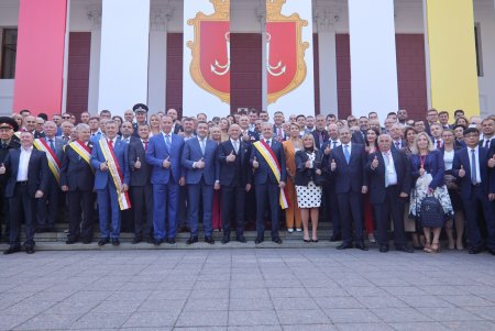 В День города на Думской площади торжественно подняли флаг Одессы (фоторепортаж)