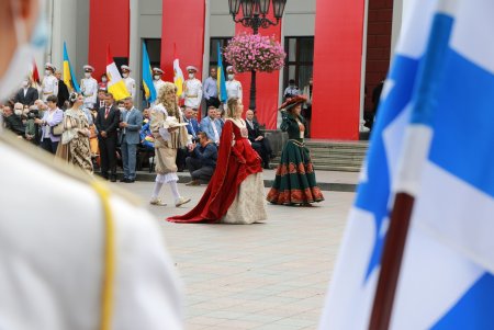 В День города на Думской площади торжественно подняли флаг Одессы (фоторепортаж)