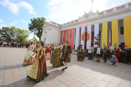 На Думской площади торжественно подняли флаг Одессы в честь Дня города (фото, видео)