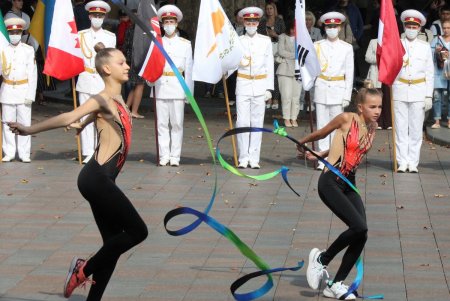На Думской площади торжественно подняли флаг Одессы в честь Дня города (фото, видео)