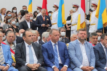 На Думской площади торжественно подняли флаг Одессы в честь Дня города (фото, видео)