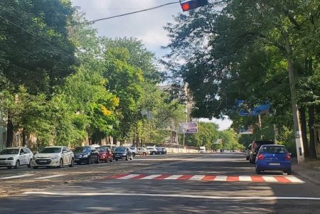 Возле двух школ в Малиновском районе обновлена дорожная разметка (фото)
